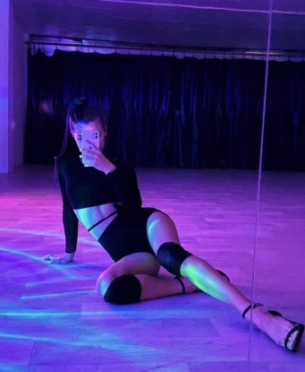 Сексапильная девушка с изысканным вкусом и страстным нравом ждет встречи с мужчиной, готовым окунуться в океан страсти и наслаждения. Ты можешь полностью расслабиться со мной, обещаю тебе море эмоций! 9815, 24 года